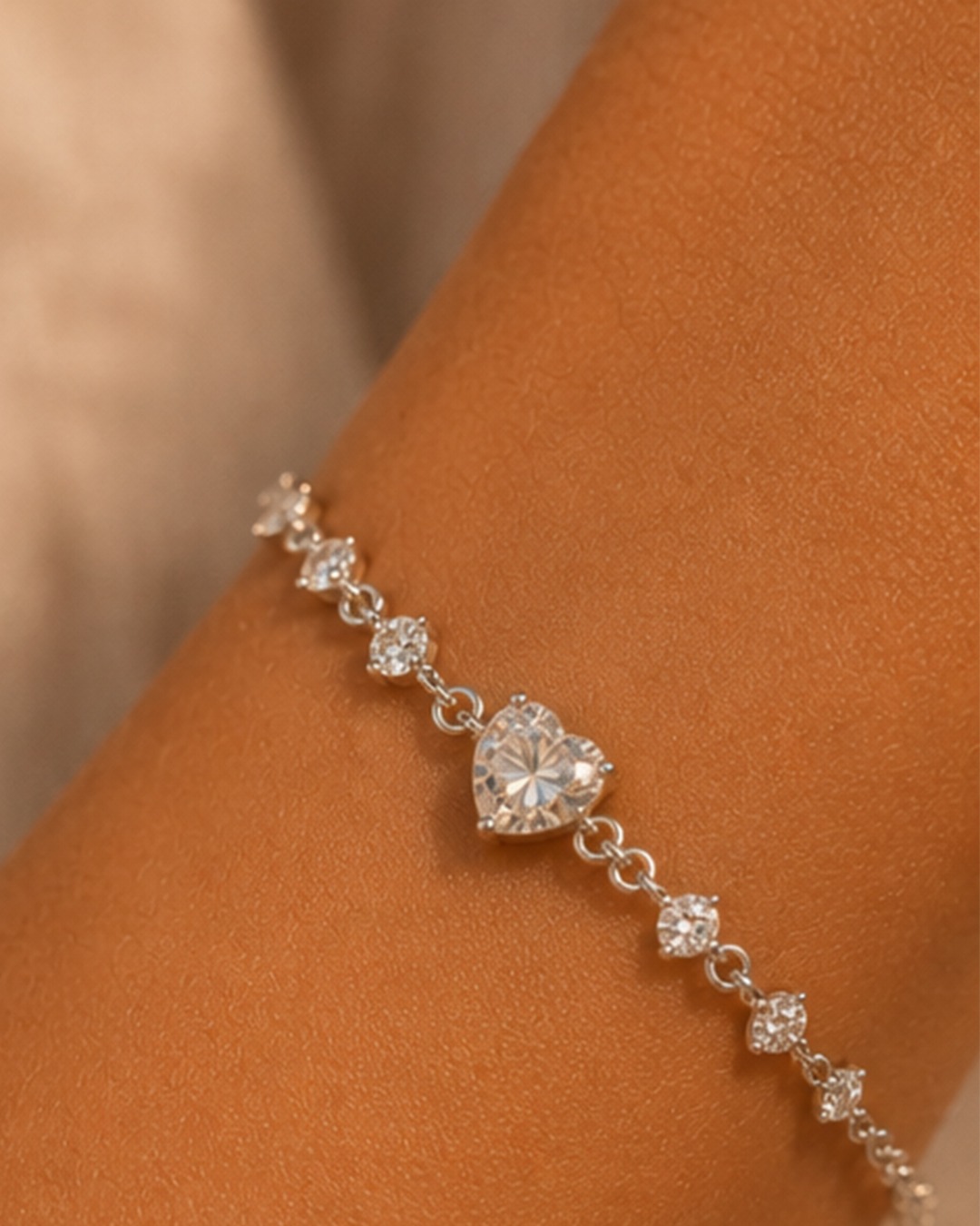 Simple silver heart-shaped bracelet inlaid with white zircon stones